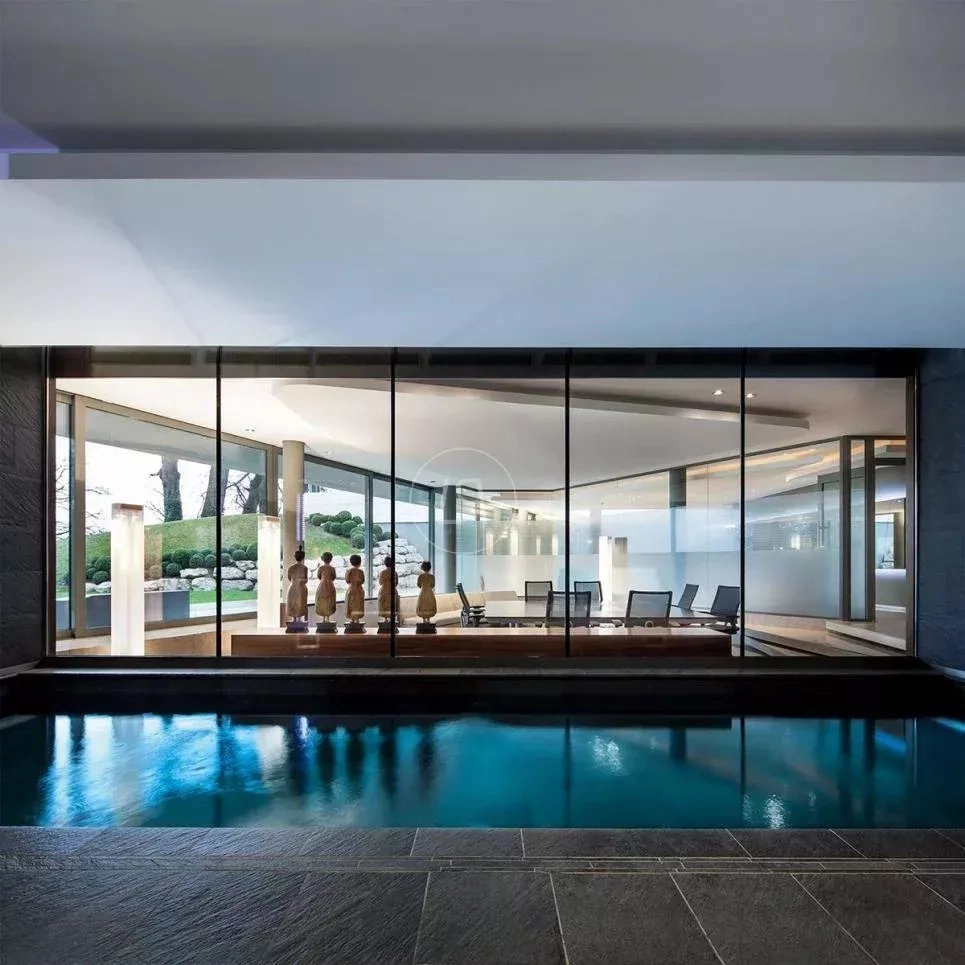 Moderne Innenansicht mit Pool und Glasfront