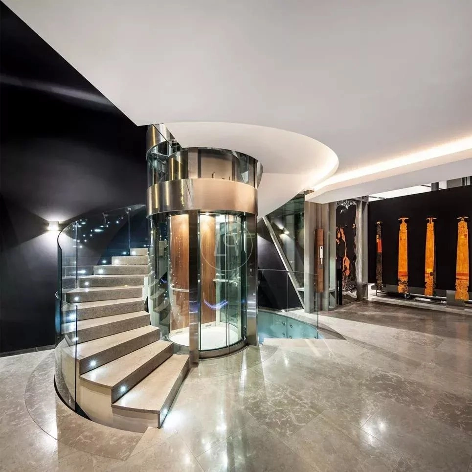 Luxuriöser Treppen- und Lobbyausschnitt