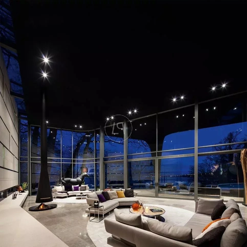 Moderne Lounge mit Glasfassade und Kamin