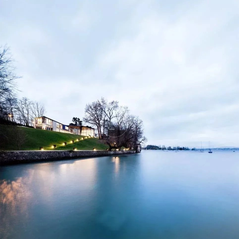 Ufergrundstück mit modernem Gebäude am Wasser