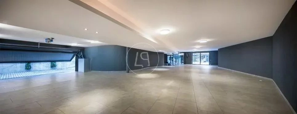 Große leerstehende Innenfläche mit breitem Raum und Glasfront