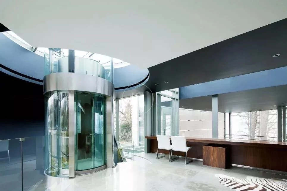 Modernes, verglastes Foyer mit Design-Treppe