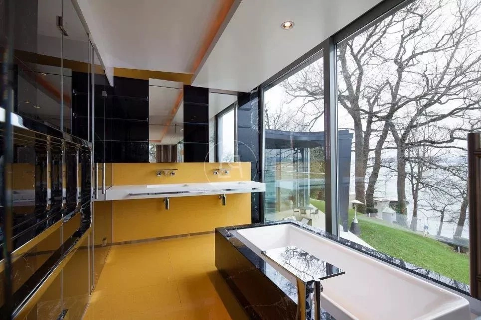 Modernes Badezimmer mit Panoramaausblick