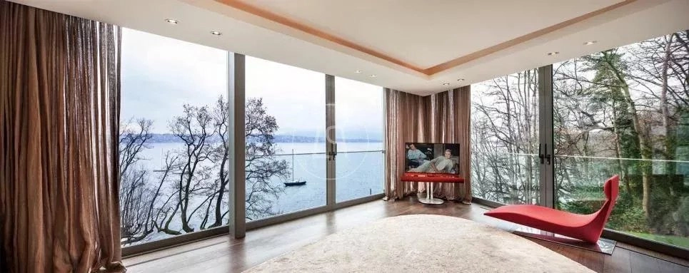 Wohnraum mit Panoramafenstern und Seeblick