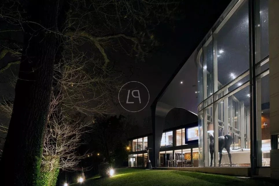 Modernes Haus bei Nacht