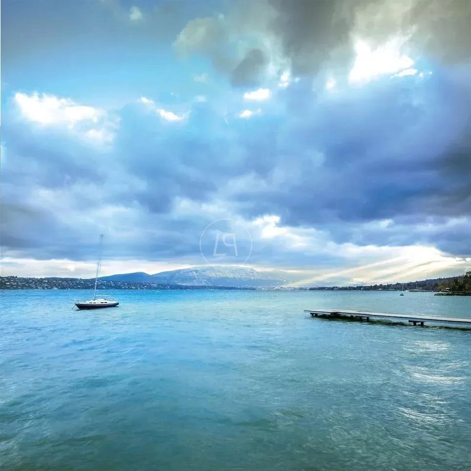 Wasserfront mit Steg und Segelboot