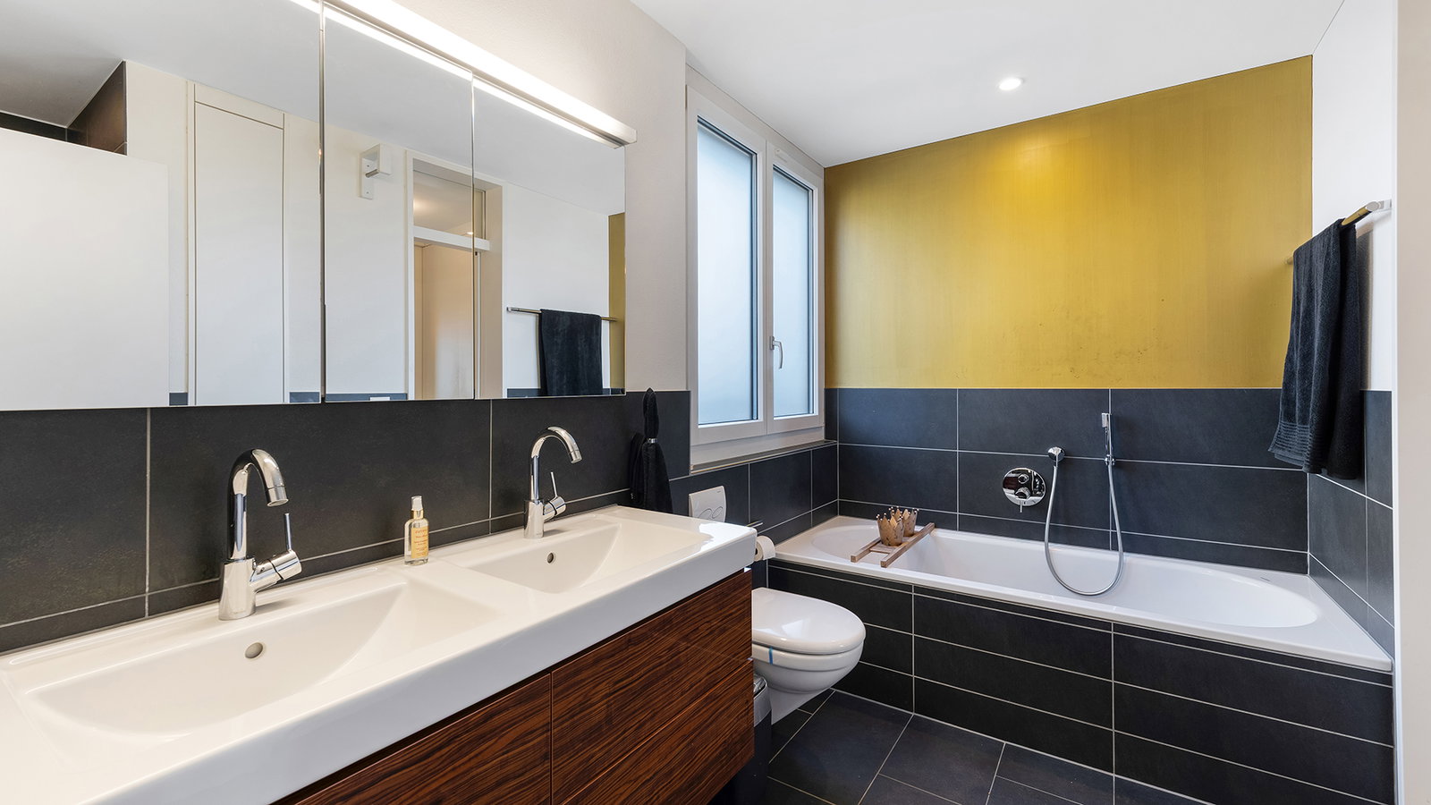 Modernes Badezimmer mit Doppelwaschbecken und Badewanne