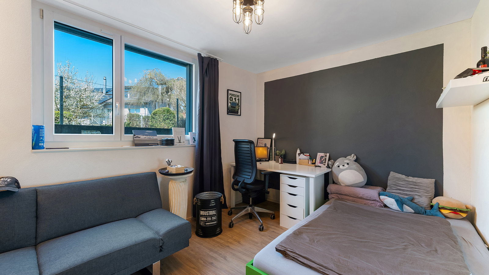 Jugendzimmer mit Schlaf- und Arbeitsbereich