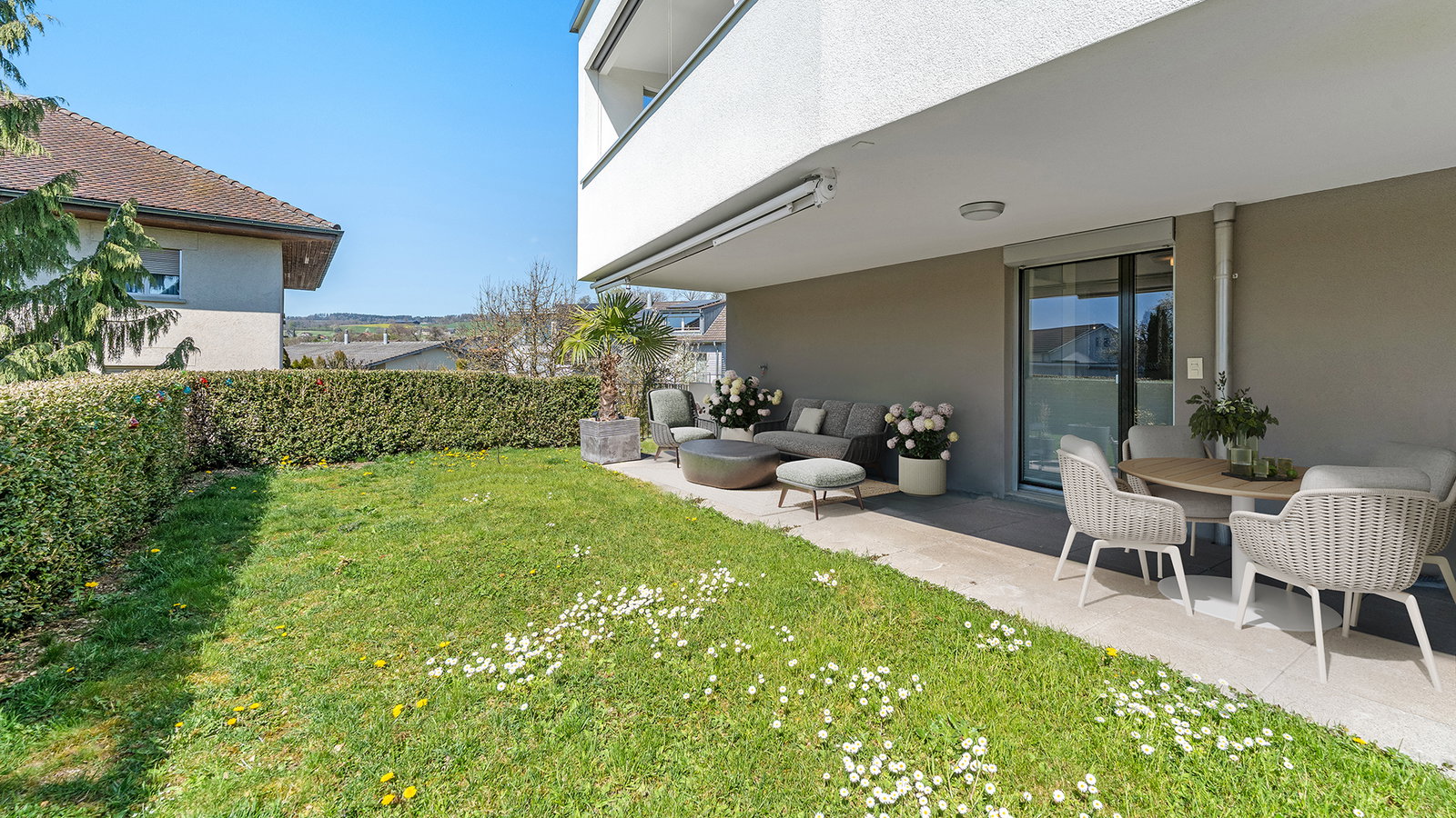Garten-Terrasse mit Sitzgruppe