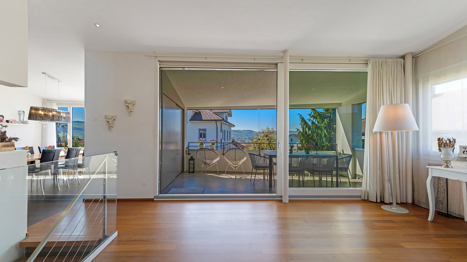 Heller Wohnbereich mit Terrasse und Ausblick