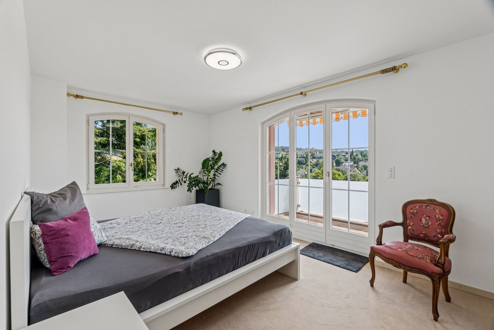 Helles Schlafzimmer mit Balkonblick