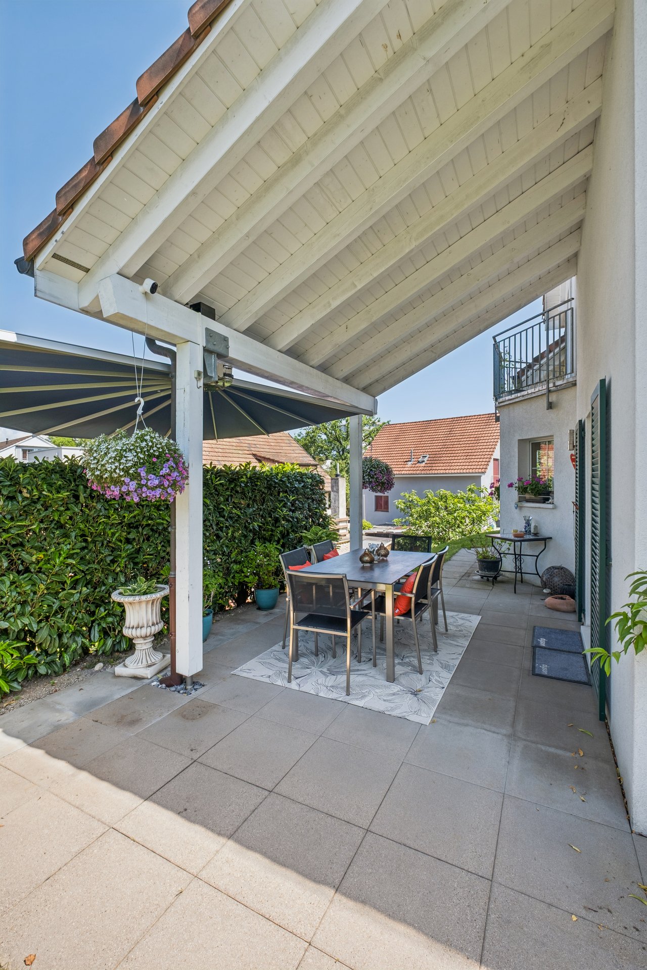 Überdachte Terrasse mit Essbereich
