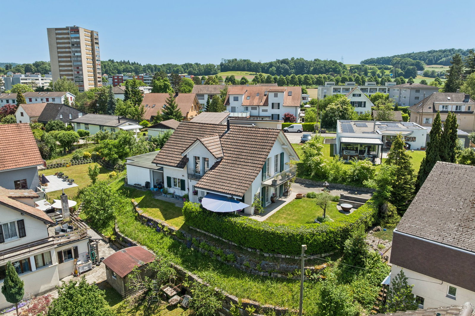 Luftaufnahme eines Wohngebiets mit Einfamilienhaus und Garten