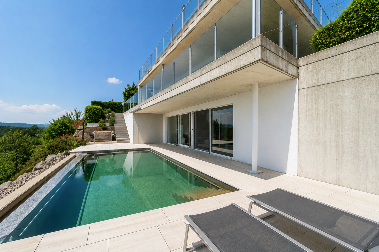 Moderne Terrasse mit Pool und Panoramablick
