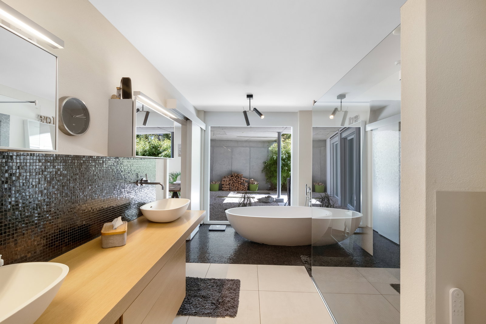 Modernes Badezimmer mit freistehender Wanne und Doppelwaschplatz