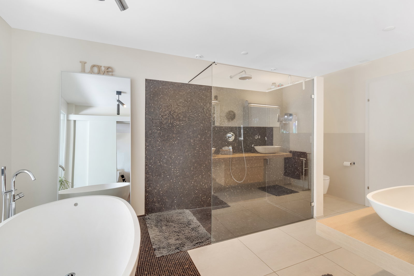 Modernes Badezimmer mit freistehender Wanne und Glasdusche