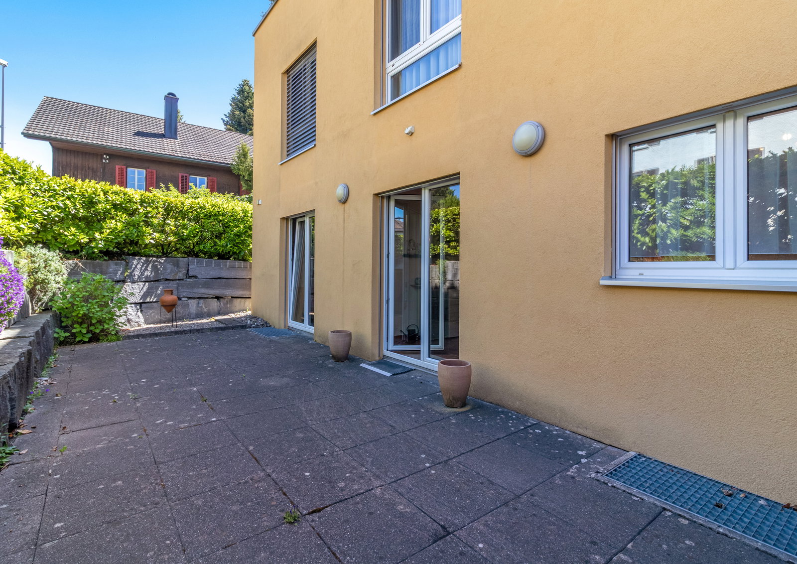 Außenansicht einer Terrasse am Wohnhaus