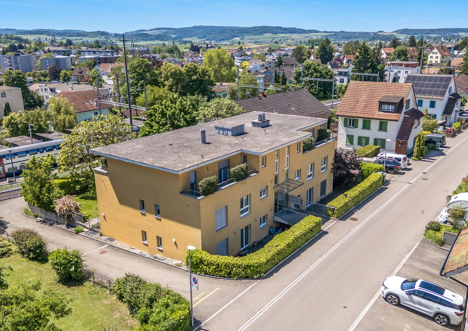 Luftaufnahme eines Mehrfamilienhauses in Wohnlage