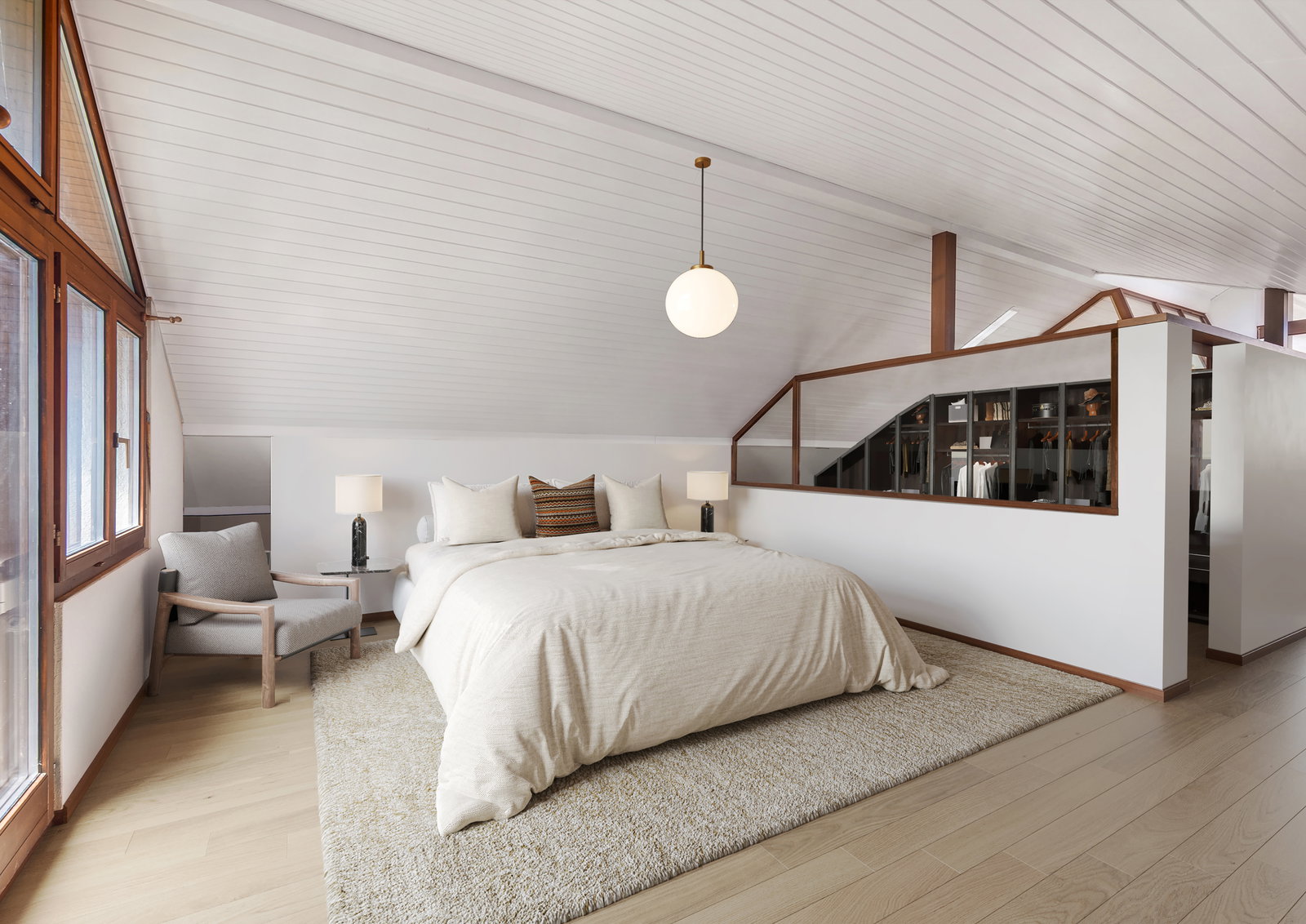 Helles Dachgeschoss-Schlafzimmer mit Galerie und Ankleide
