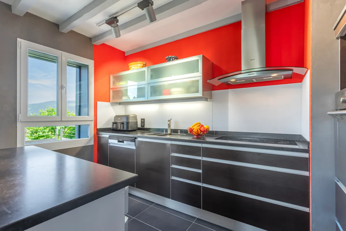 Moderne Küche mit Fensterblick
