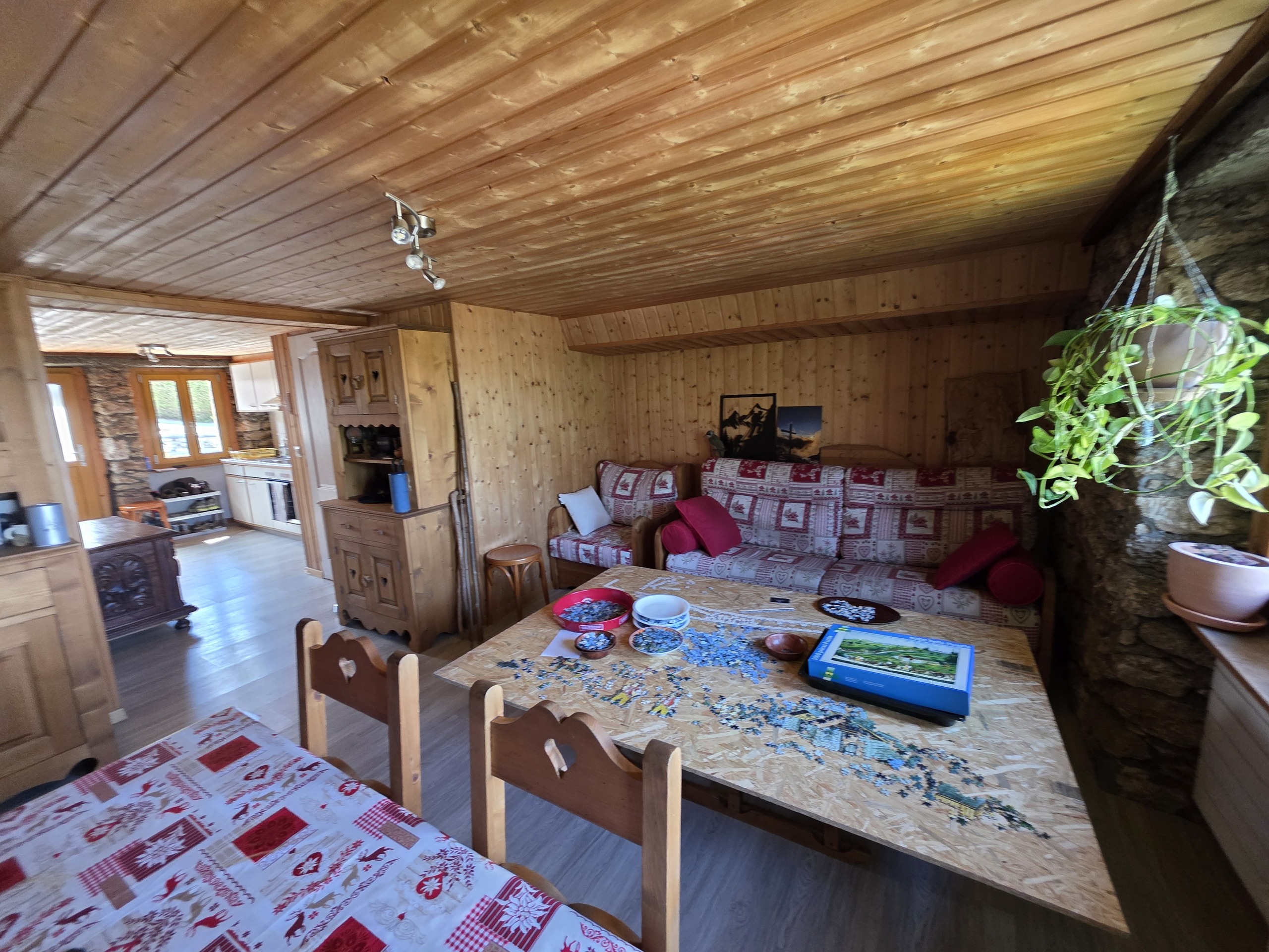 Gemütlicher Wohn- und Essbereich mit Holzverkleidung