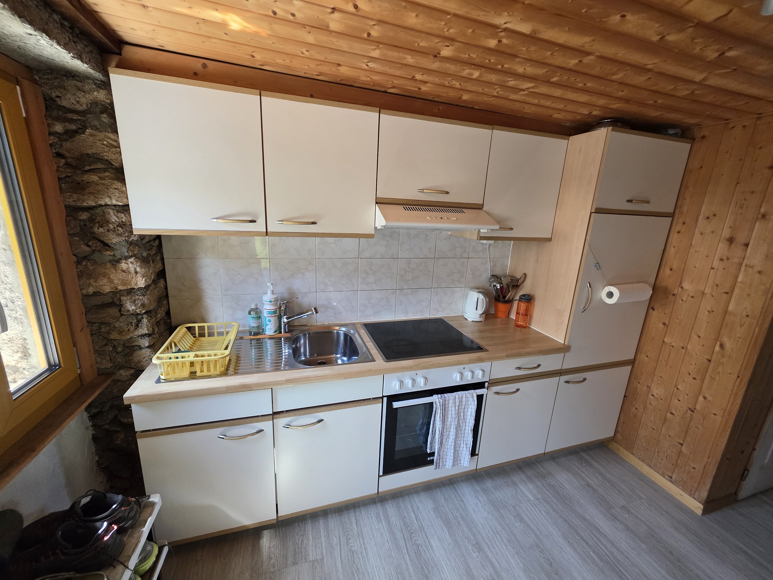 Gemütliche Küchenzeile mit Holzdecke