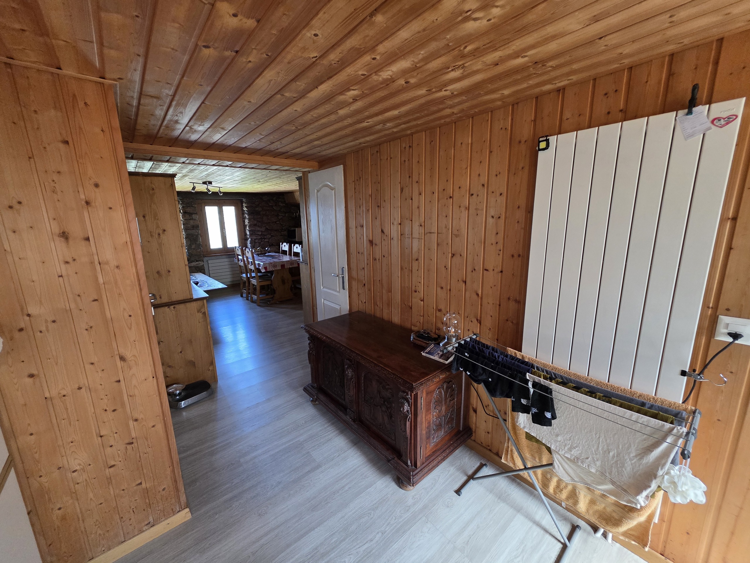 Holzverkleideter Flur mit Durchgang zum Essbereich