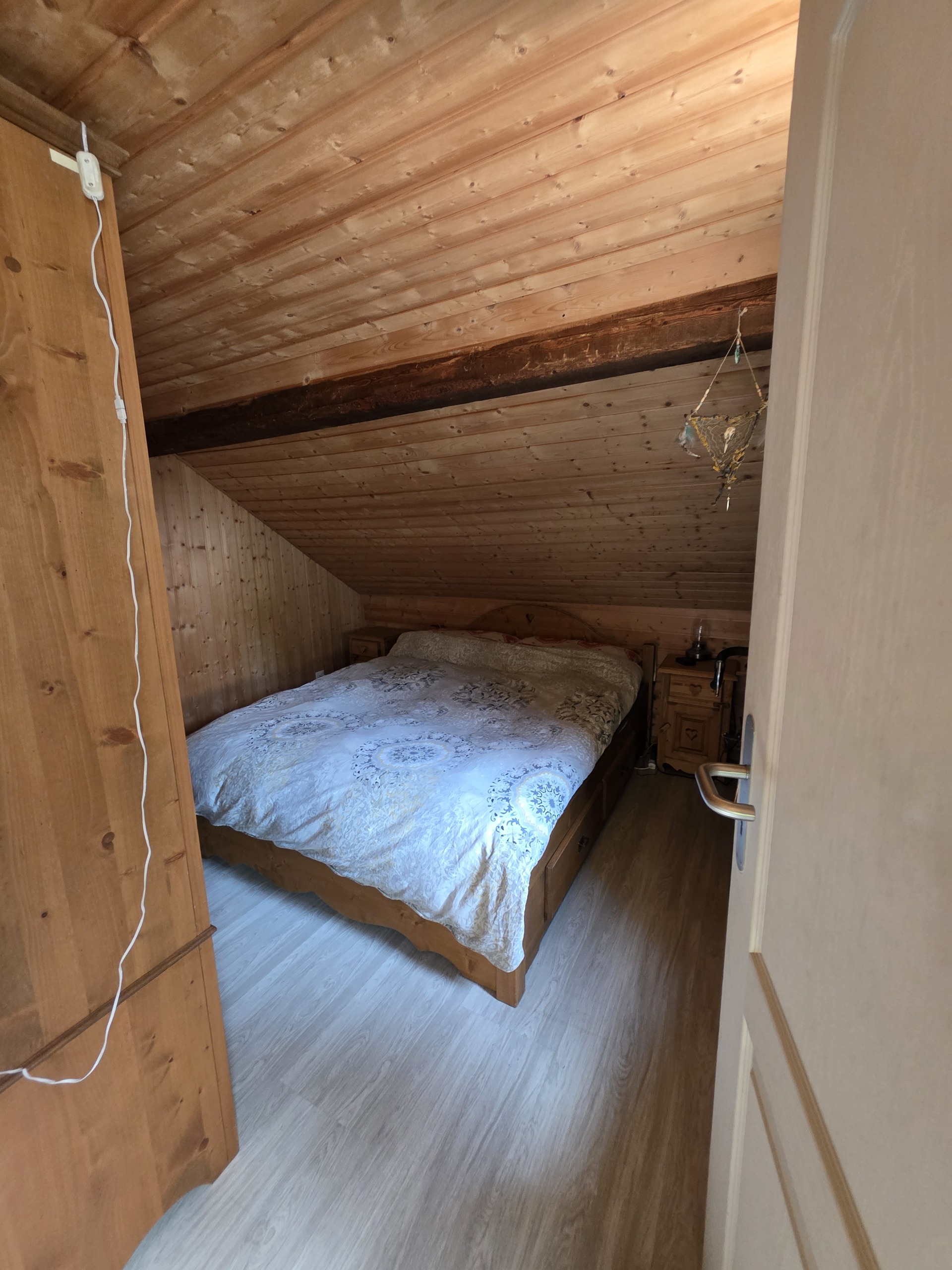 Dachgeschoss-Schlafzimmer in Holzoptik