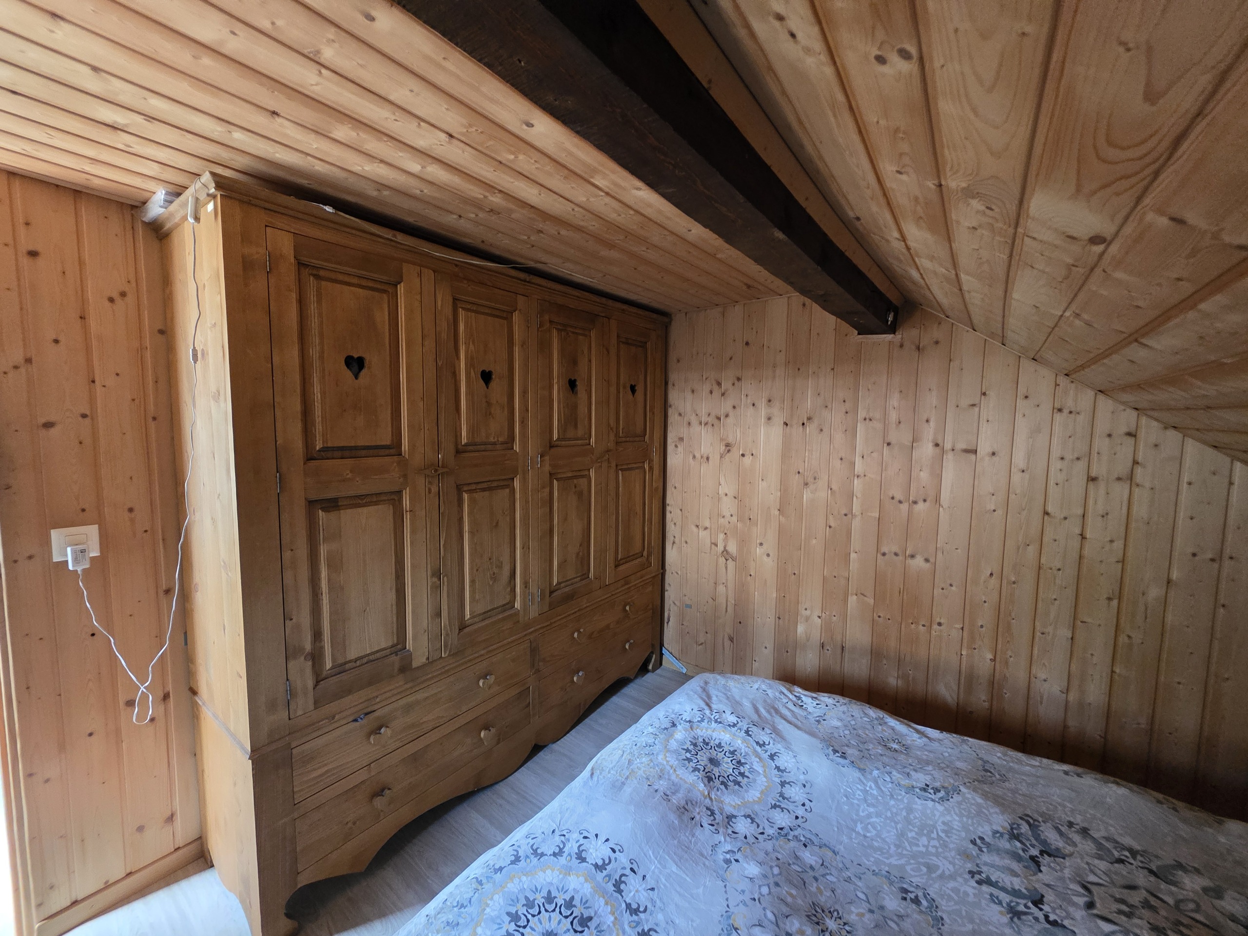 Holzvertäuschtes Schlafzimmer mit Einbauschrank
