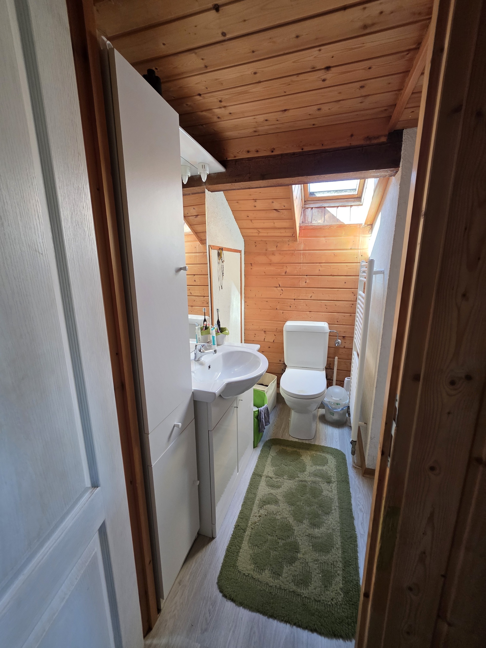 Kleines Dachgeschoss-Badezimmer mit WC und Waschtisch