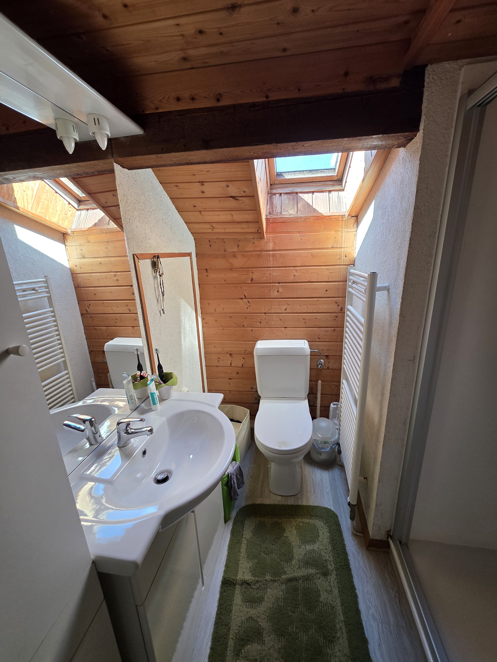 Kleines Dachgeschoss-Bad mit WC und Waschtisch