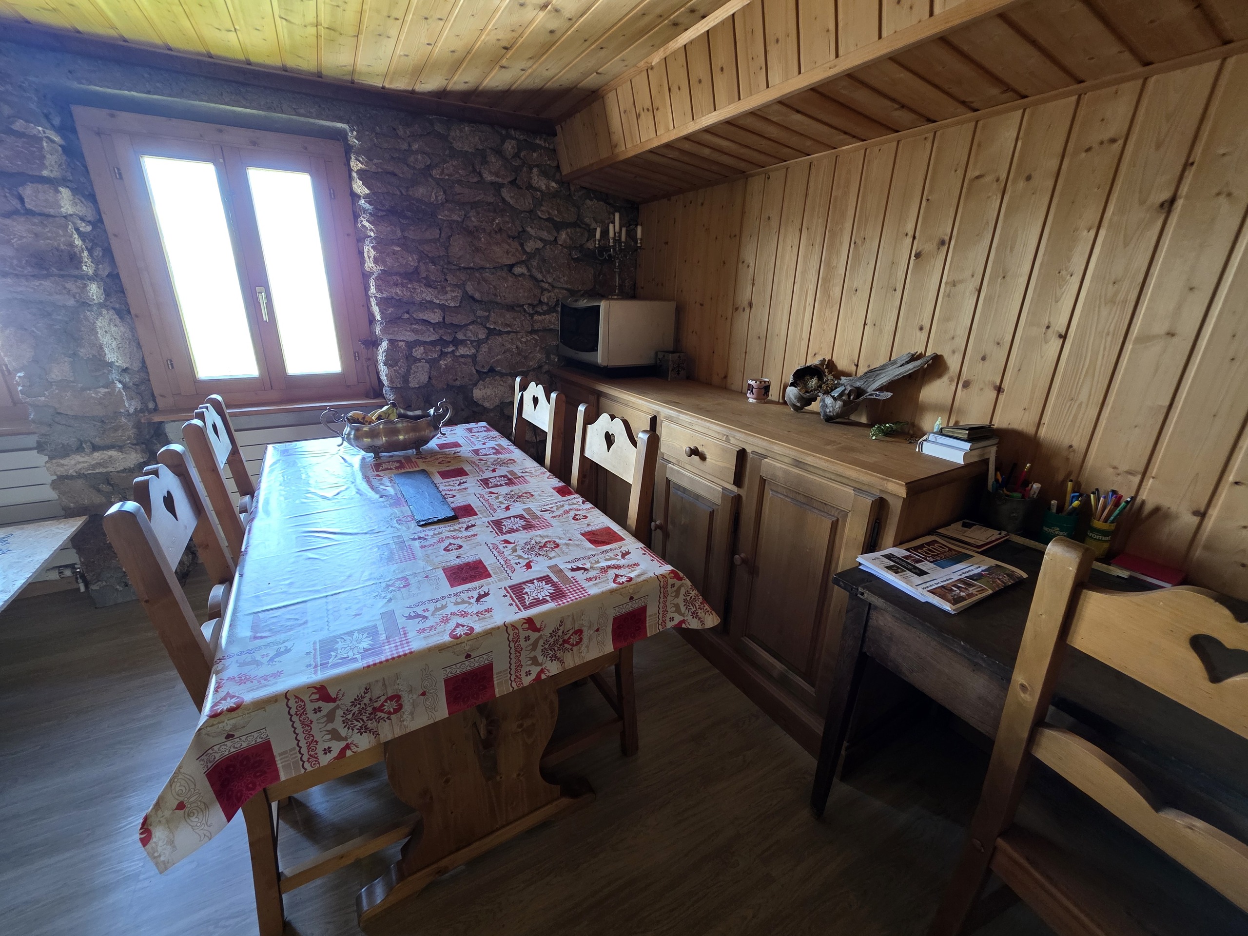 Rustikaler Essbereich mit Holzverkleidung