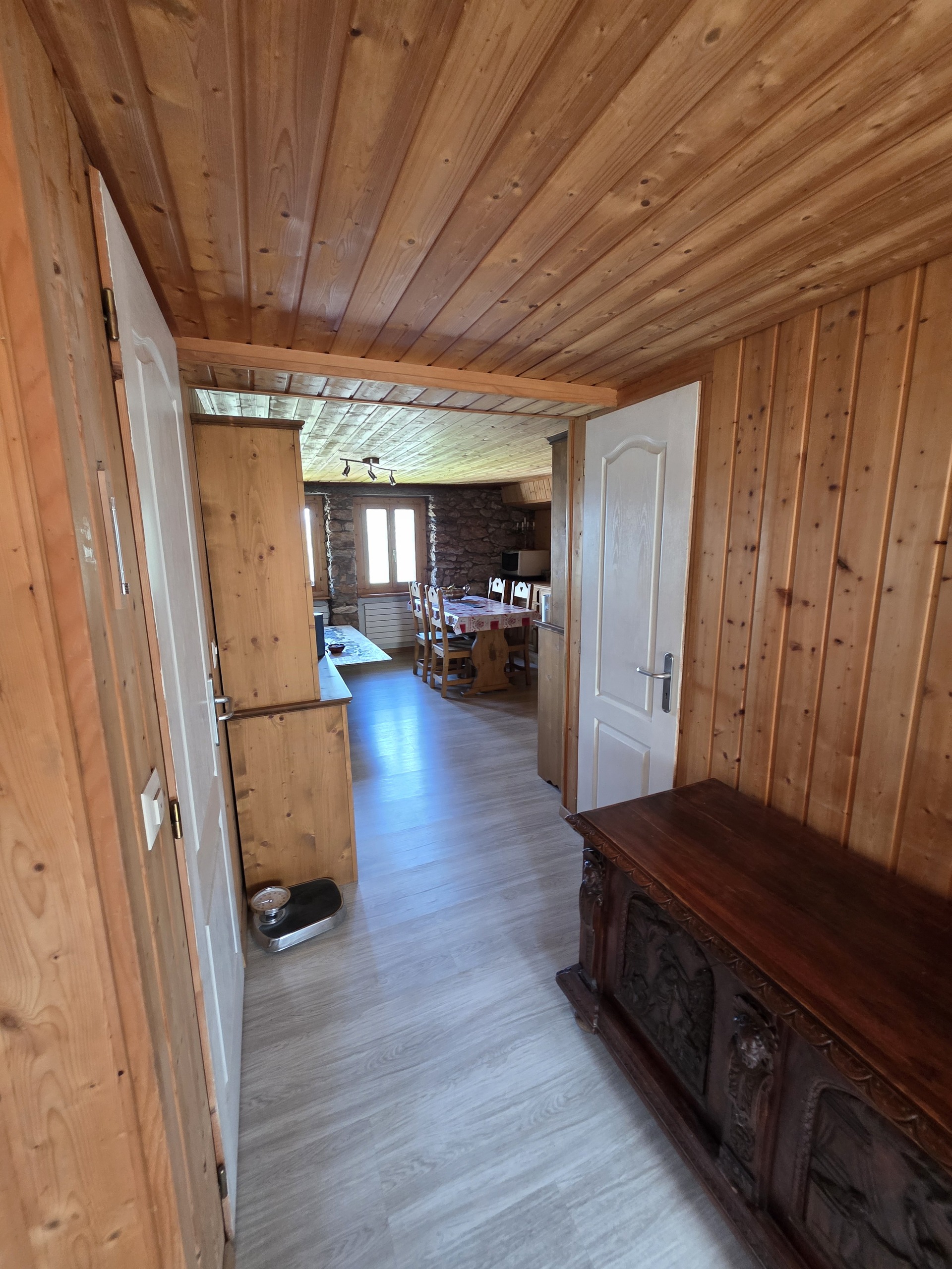 Rustikaler Flur mit Holzverkleidung