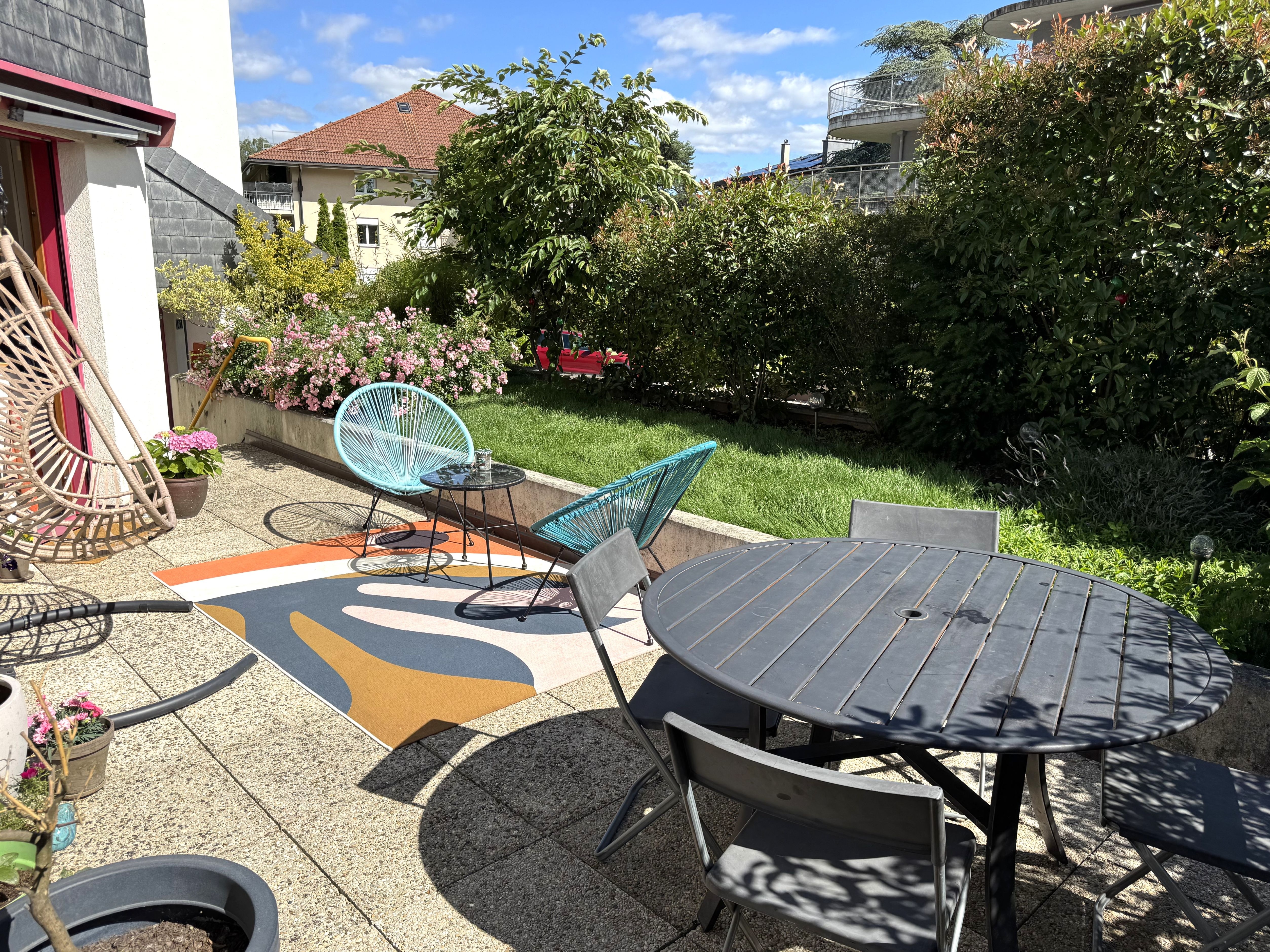 Terrasse mit Gartenmöbeln und Blick ins Grüne