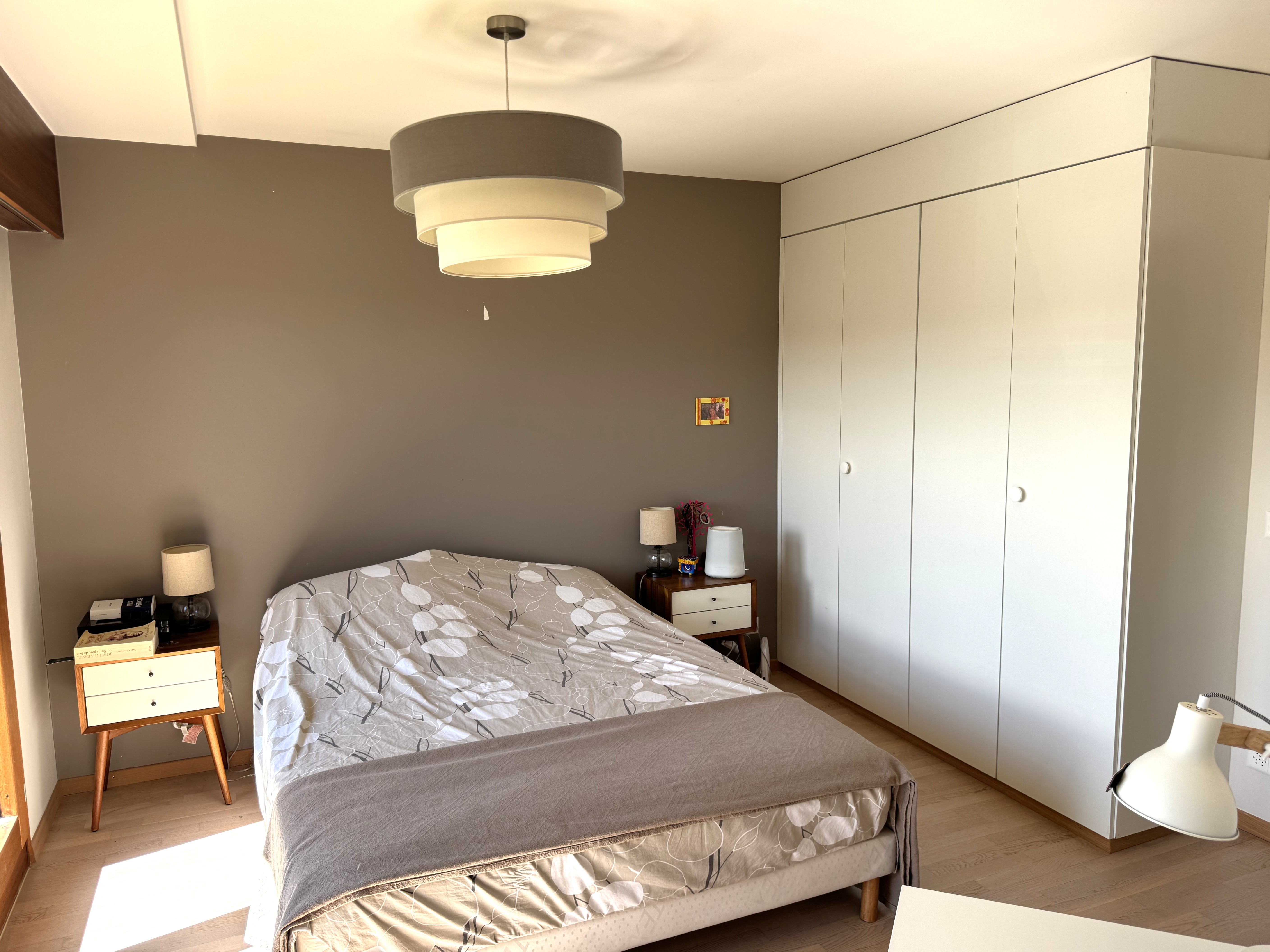Schlafzimmer mit Einbauschrank und Doppelbett