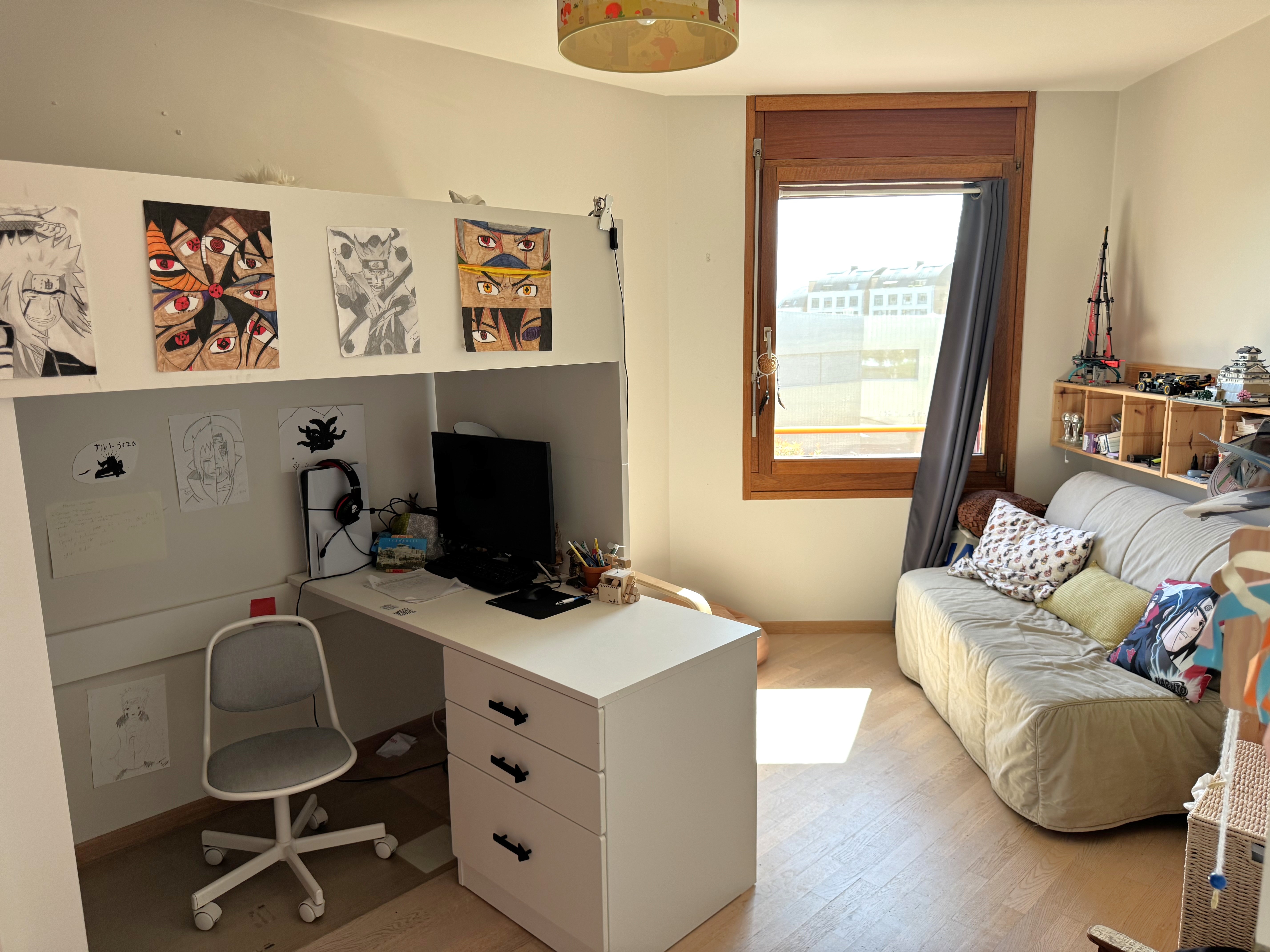 Helles Jugendzimmer mit Arbeitsbereich und Sofa
