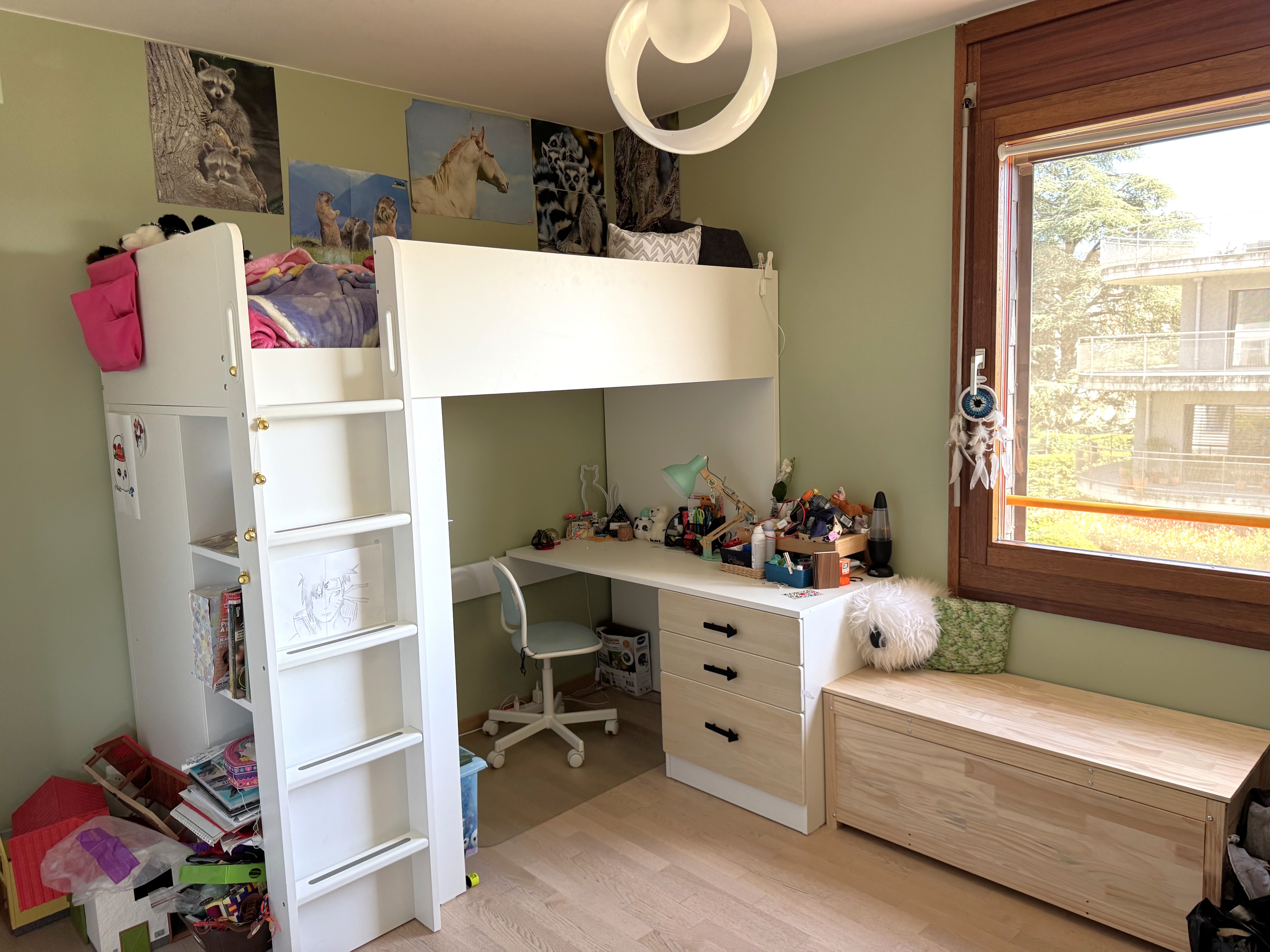 Kinderzimmer mit Hochbett und Schreibtisch