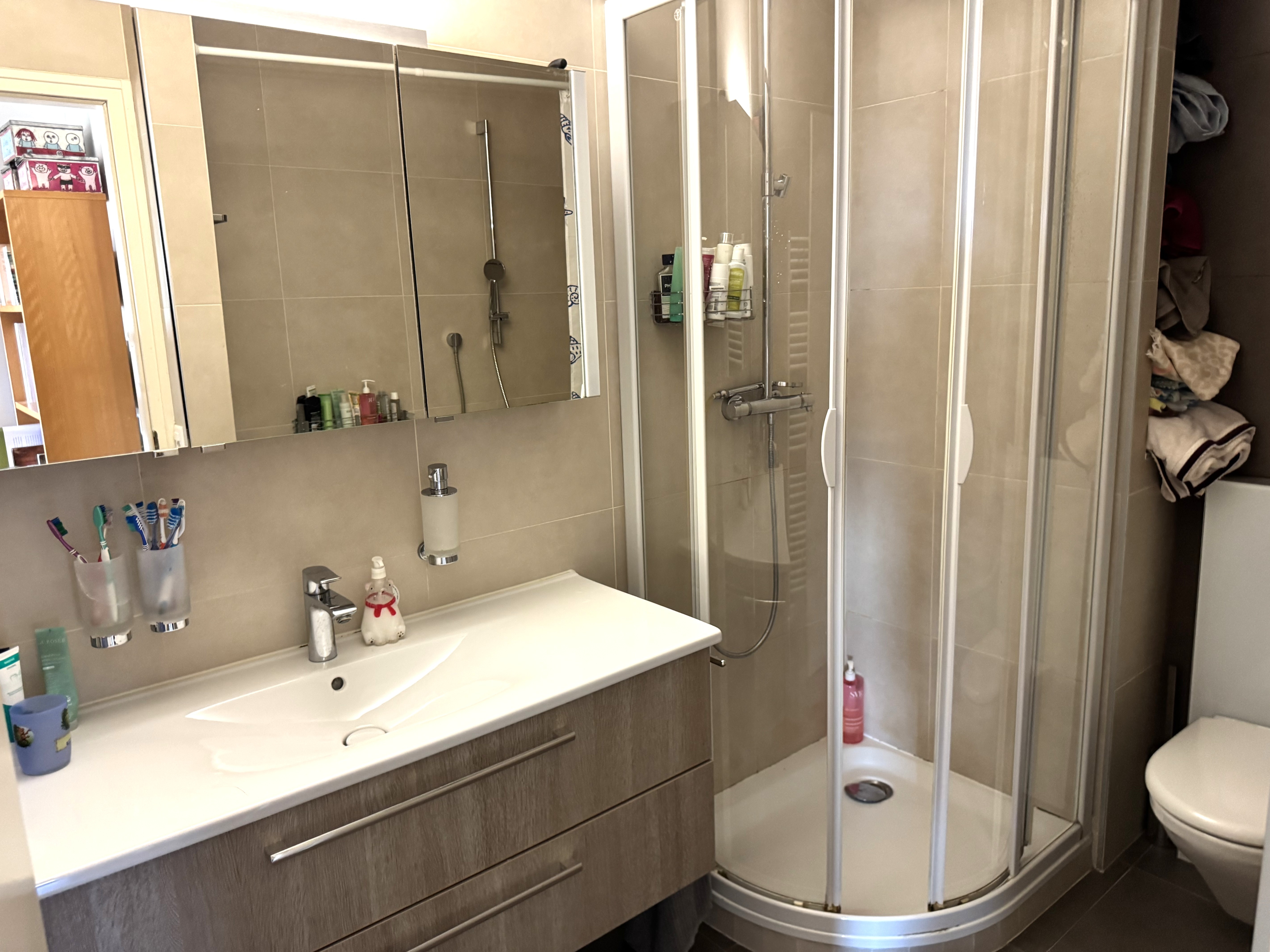 Modernes Badezimmer mit Duschkabine und Waschtisch