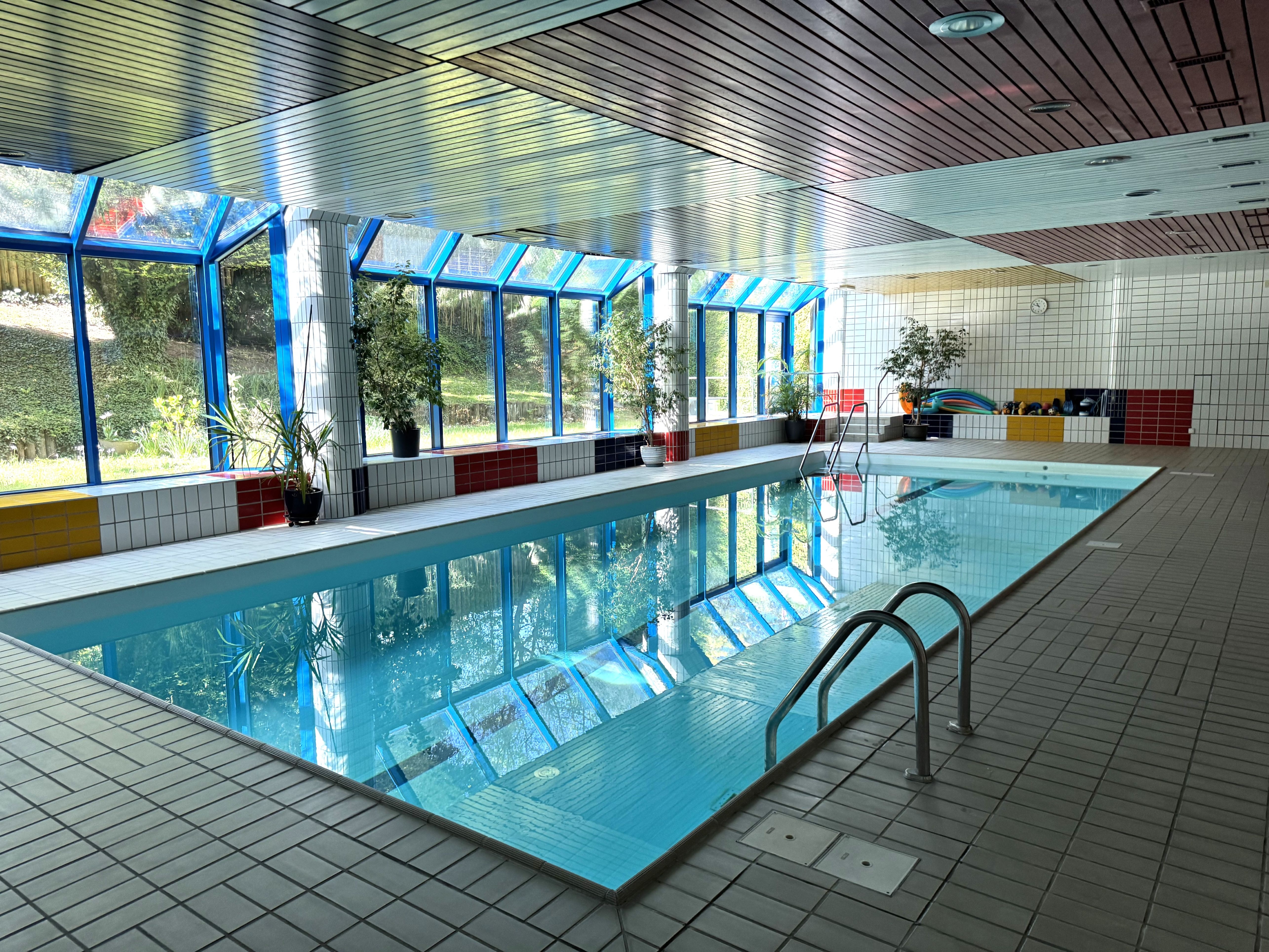 Innenpool mit großen Fensterfronten
