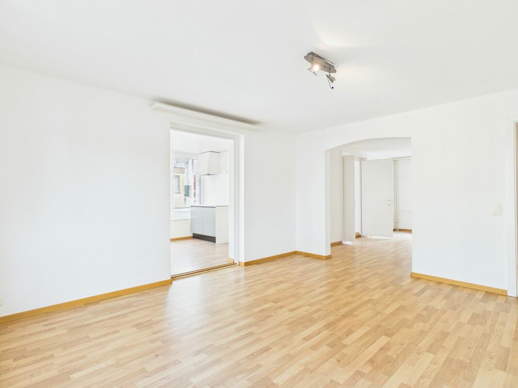 Heller leerer Wohnraum mit Holzboden