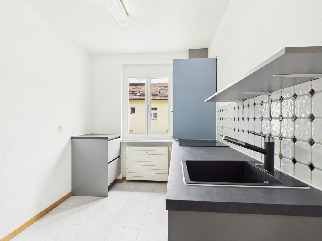 Kleine moderne Küche mit Fenster