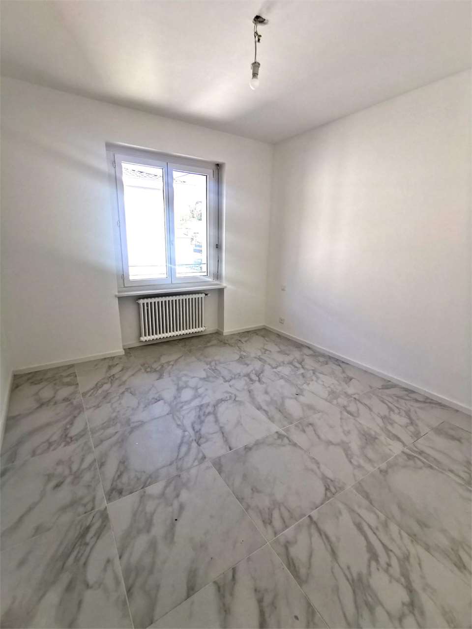 Leerer heller Raum mit Fliesenboden