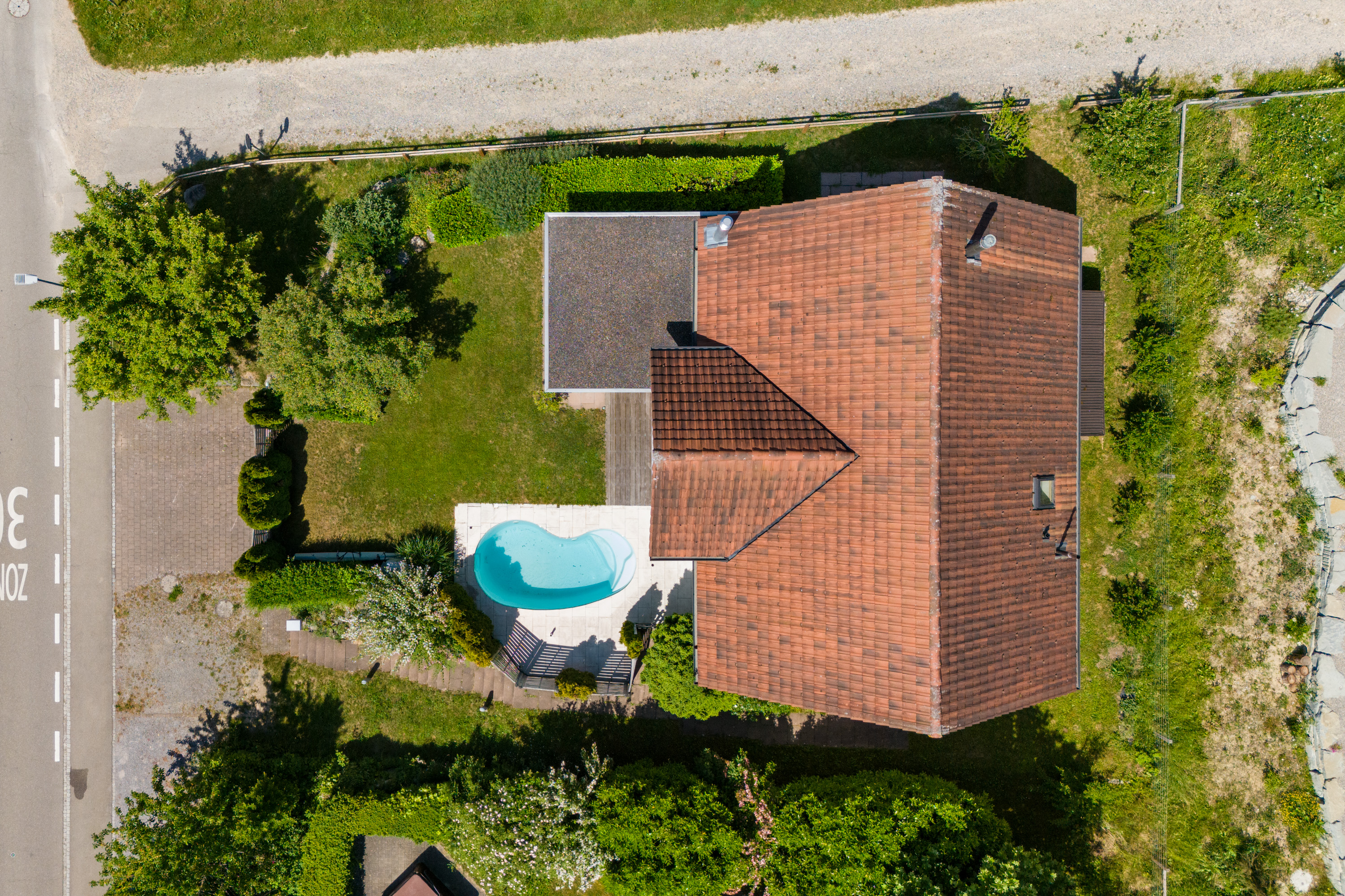 Drohnenaufnahme eines Wohnhauses mit Pool und Garten