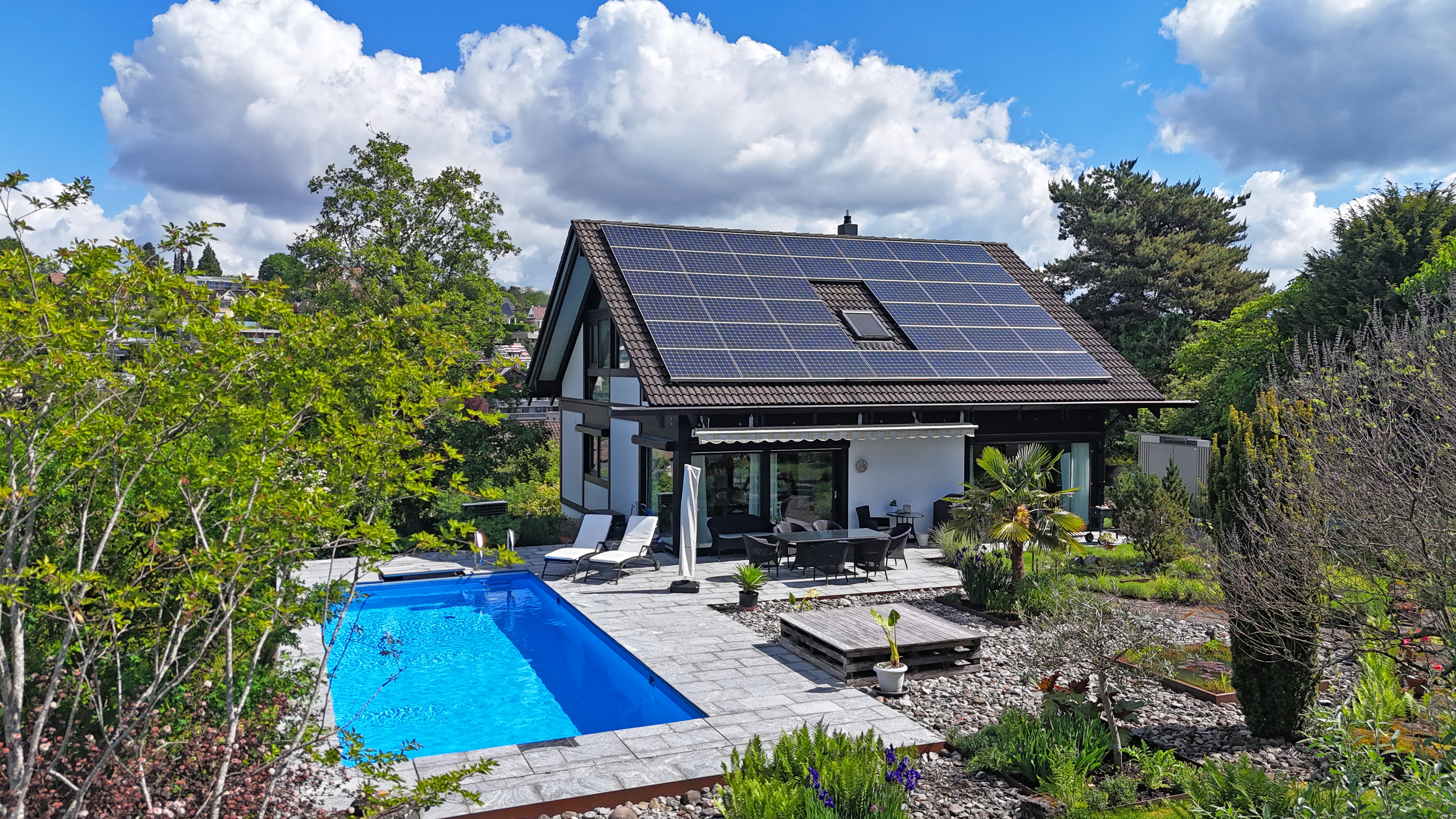 Modernes Einfamilienhaus mit Pool und Garten