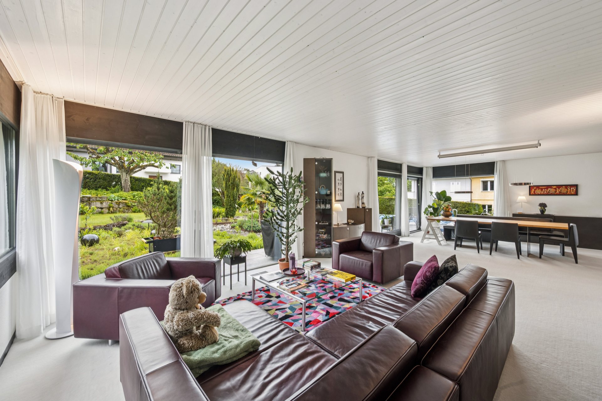 Großzügiges Wohnzimmer mit Gartenblick