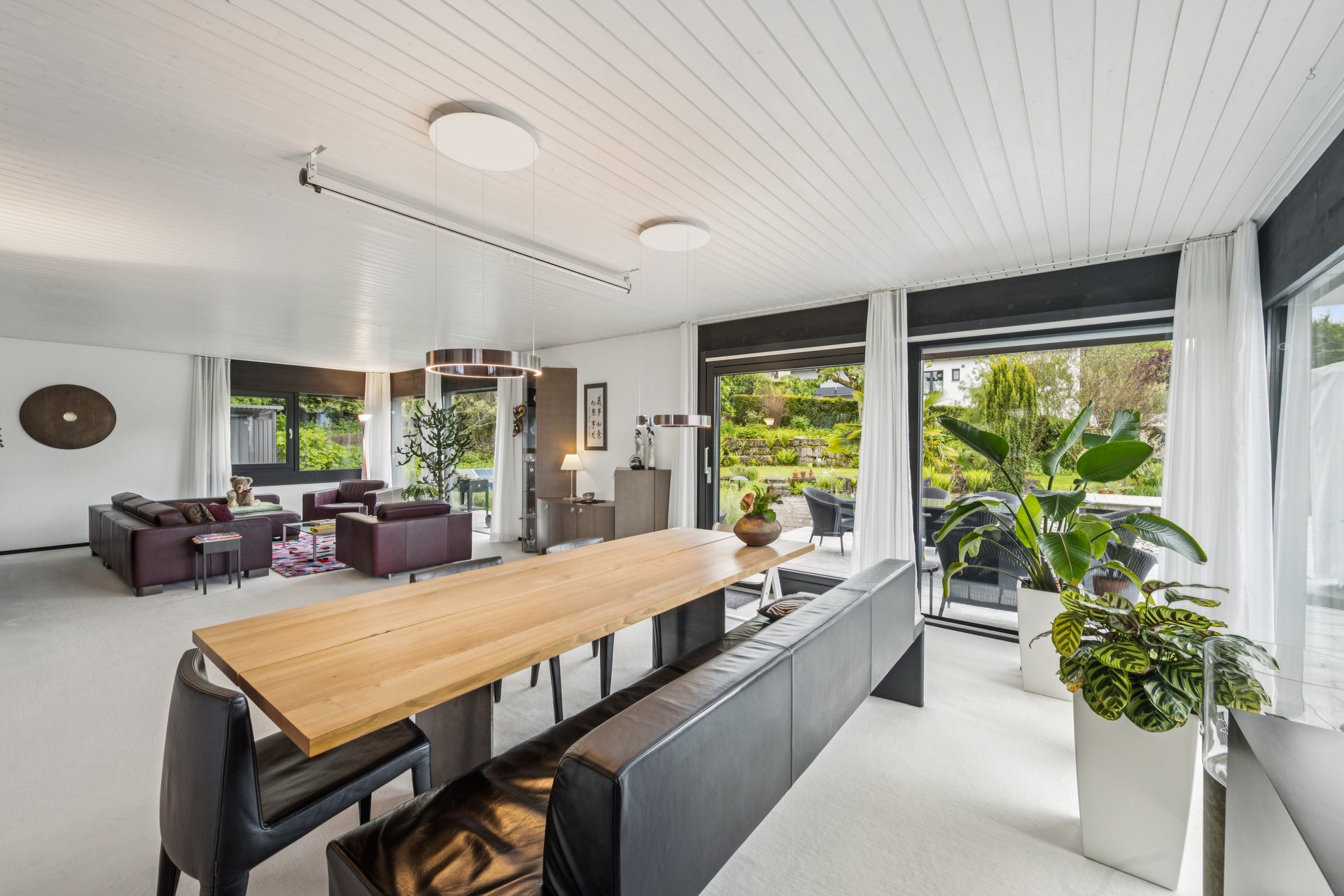 Offener Wohn- und Essbereich mit Gartenblick