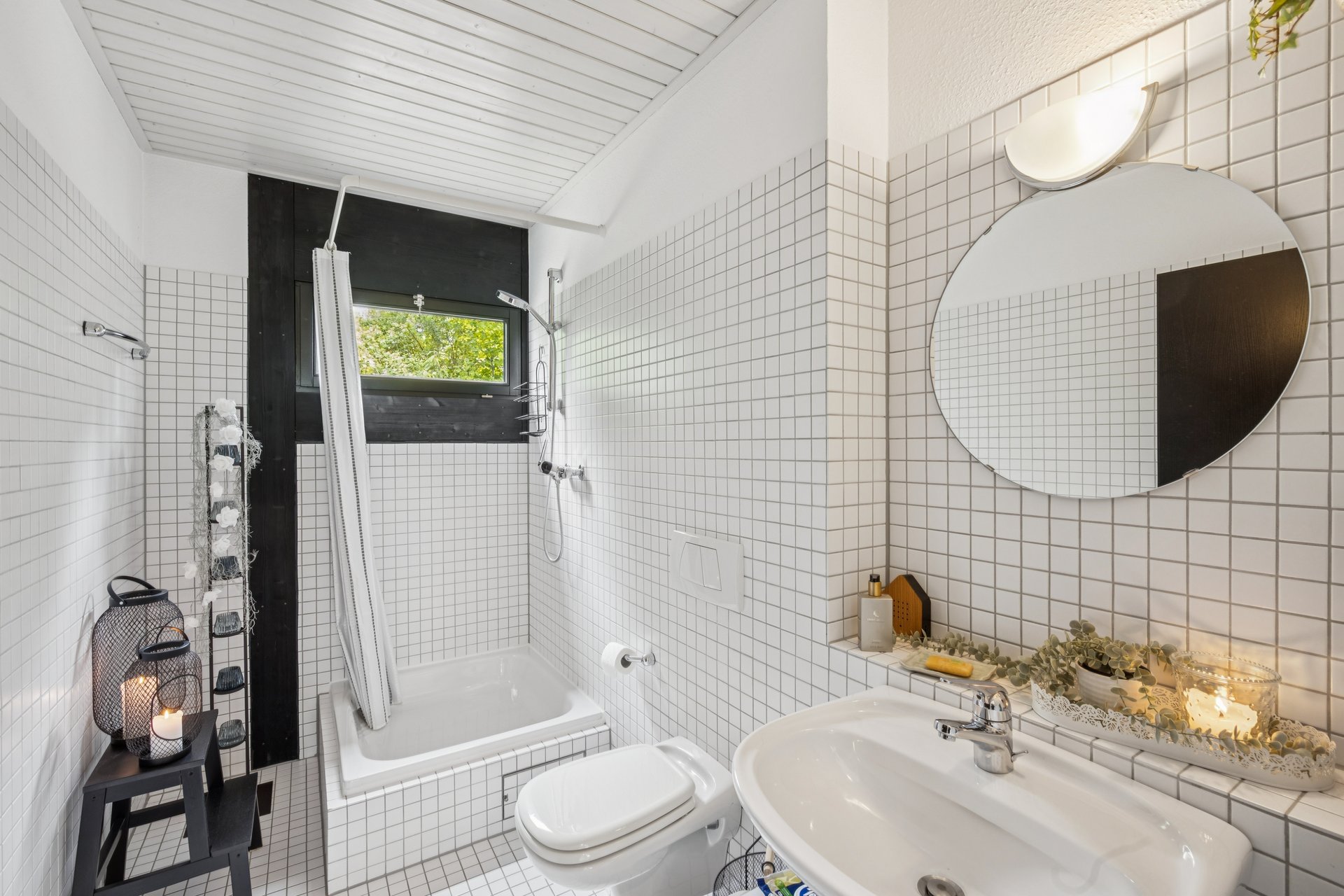 Modernes Badezimmer mit Tageslichtfenster