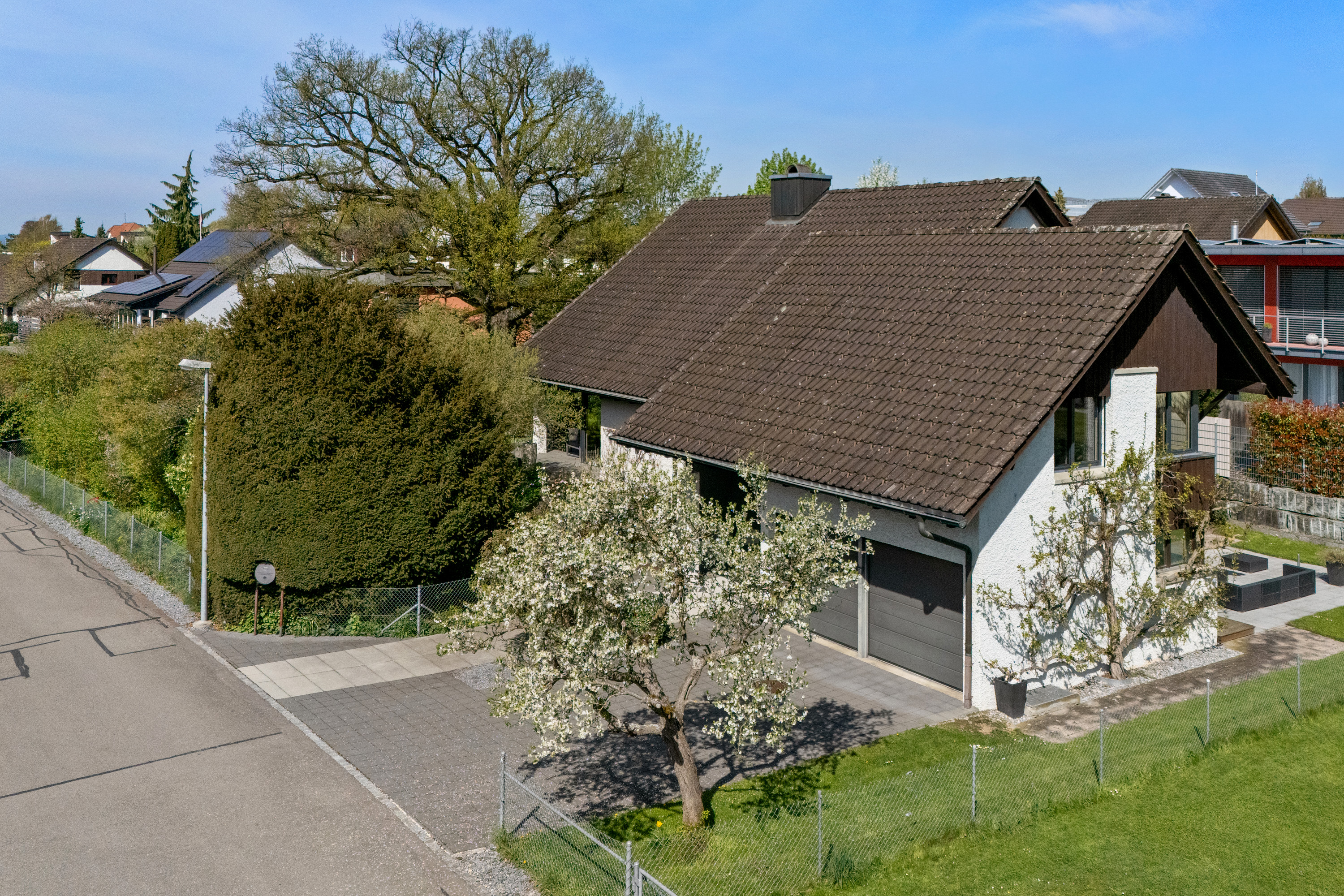 Einfamilienhaus mit Satteldach in ruhiger Wohnstraße