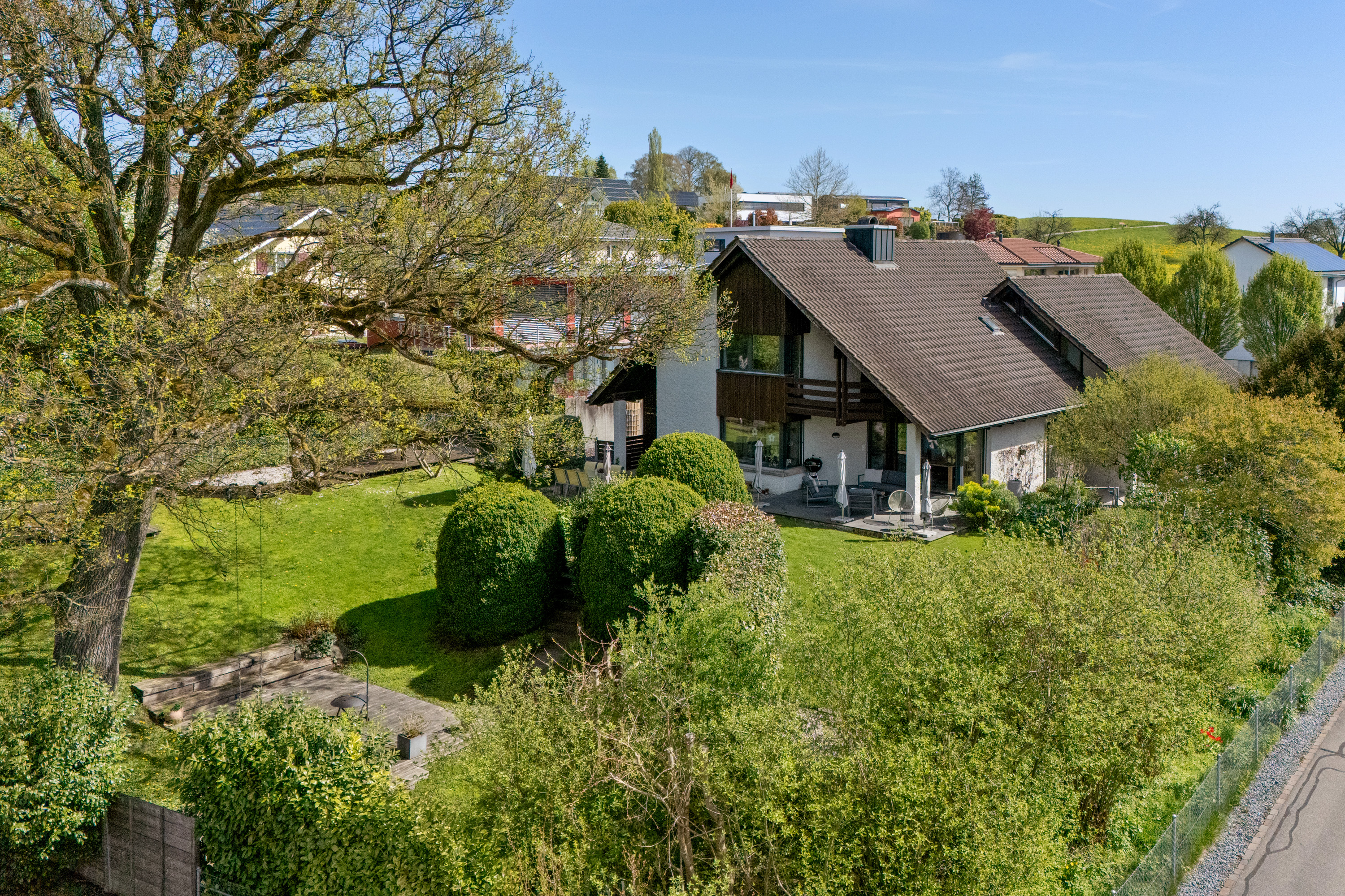 Großes Wohnhaus mit Garten und Terrassenblick