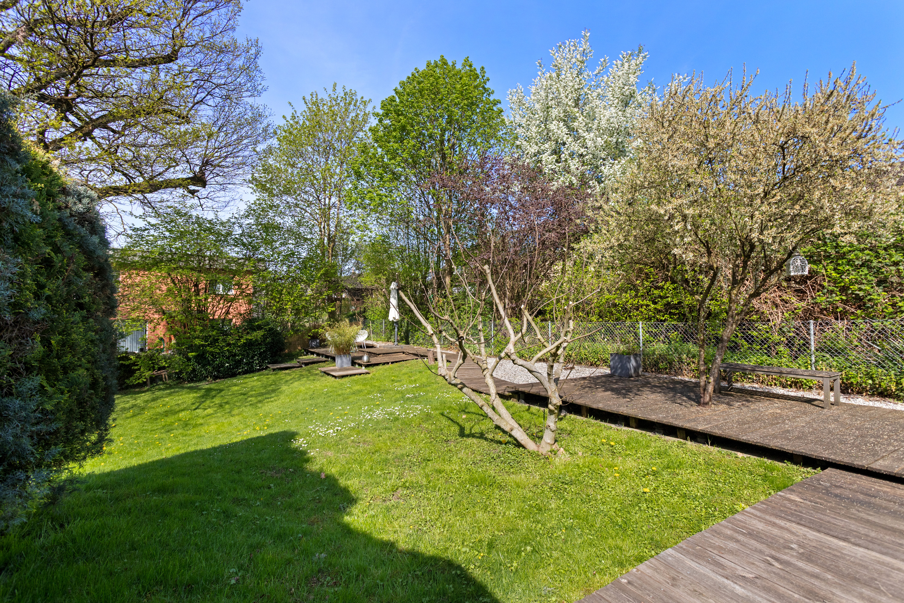 Großer Garten mit Holzterrasse